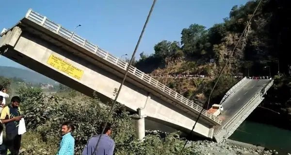 印度百年吊桥瞬间断裂,500人坠河!现在的救援情况如何了?