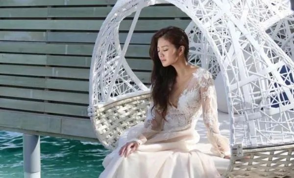 安以轩和她的弟弟安钧璨关系如何?