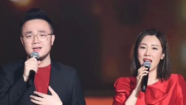 巴图晒老婆素颜照,曾因街头吸烟被批,他们私下是如何相处的?