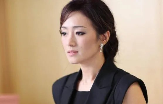巩俐经历了8年张艺谋、富商黄和祥，是如何与大她18岁的米歇尔结婚的？