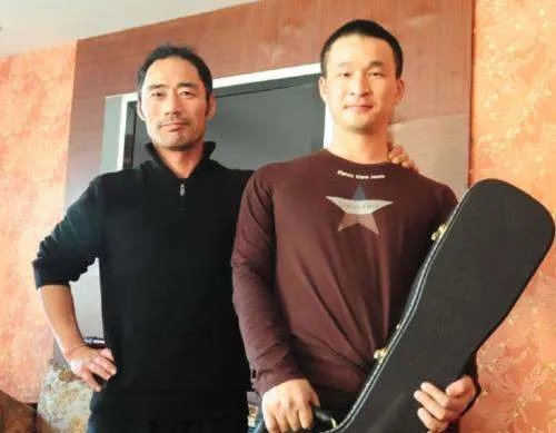 旭日阳刚曾街头卖力演出无人买单，唱汪峰名曲被笑是圈钱，他们为何会落魄？