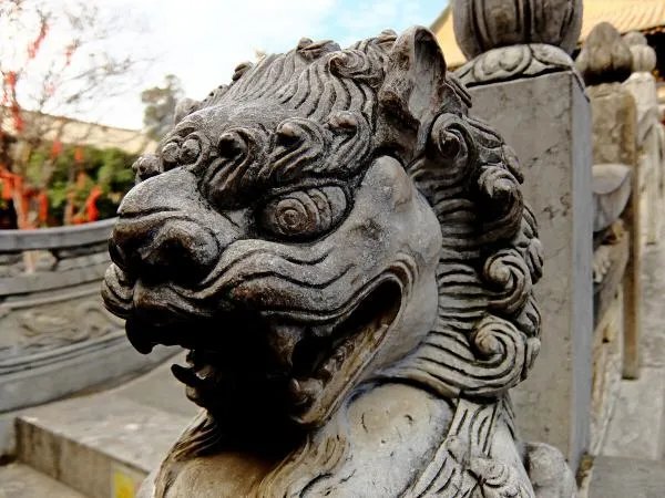 在各种古代的建筑中,门口经常会摆放两尊石狮,这个习俗是怎么来的呢?