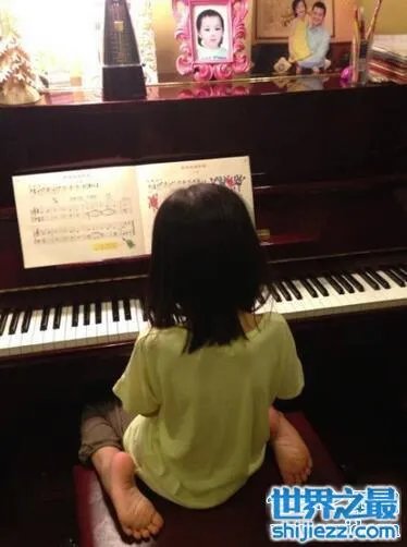 王菲李亚鹏女儿李嫣照片,天生唇腭裂却自信可爱
