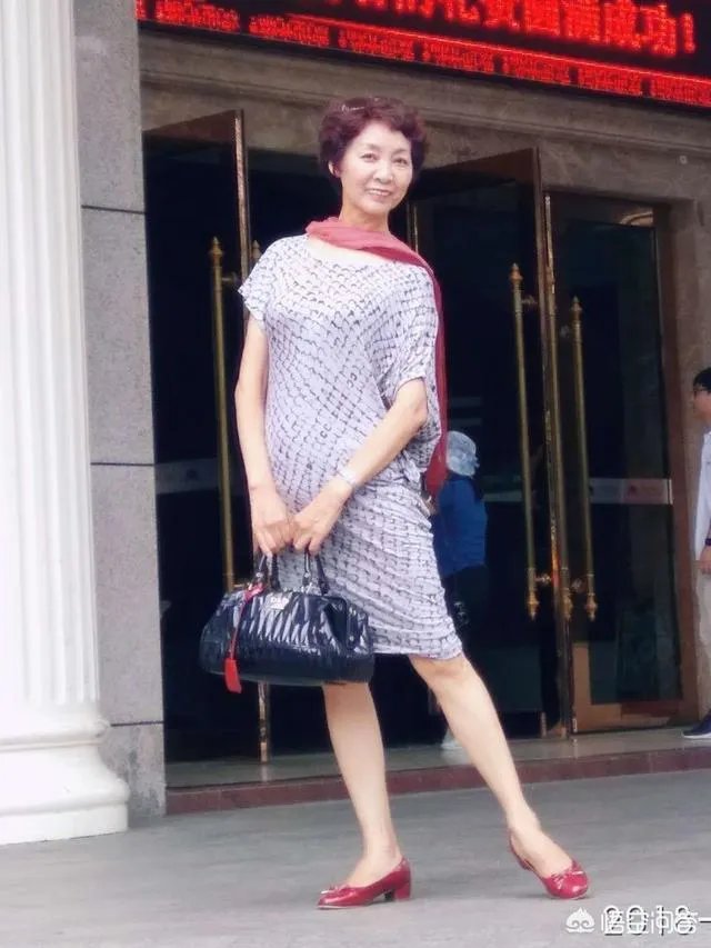 女人穿休闲衣服好看还是女人味十足的衣服好看?