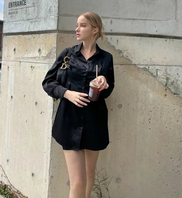 举手投足间风情万种！优雅妩媚的法国女主播Caroline