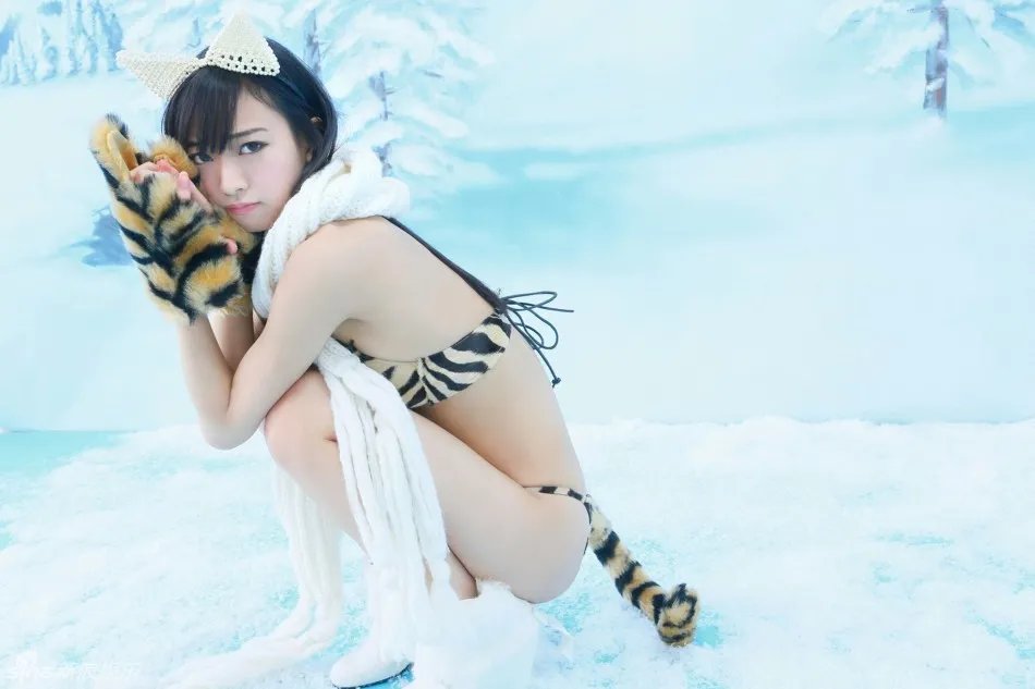组图：日本正妹制服诱惑 扮性感小老虎纤腰翘臀