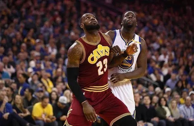 大家对NBA总决赛第三场最后10秒詹姆斯踢伊戈达拉怎么看?