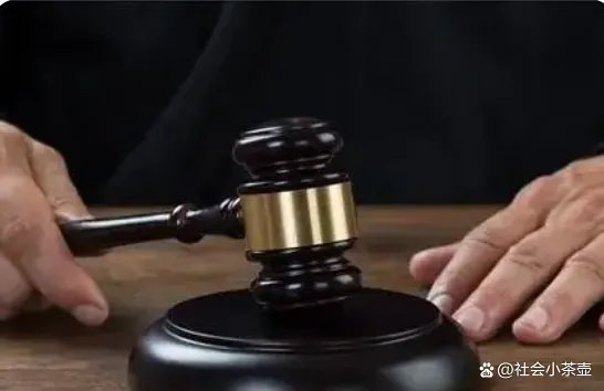 空姐飞机洗手间穿内衣自拍发朋友圈被开除，法院：航空公司没错，你赞同吗？