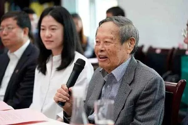 杨振宁的后代都定居美国,他为何晚年要回国?
