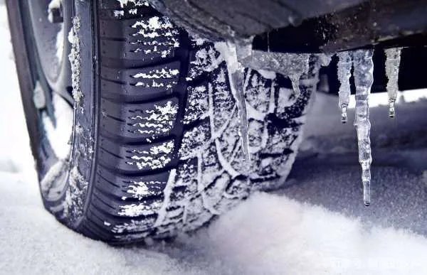 车辆在冰雪路面行走一般会给车轮上防滑,原理是什么?