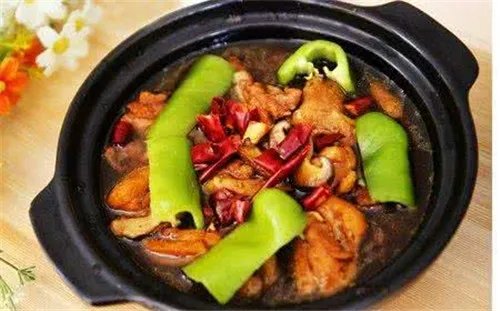 黄焖鸡作坊被查 老板自爆出售劣质甚至假冒鸡肉