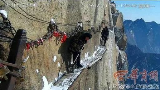 华山栈道绝壁扫雪:长空栈道扫雪实拍(图)