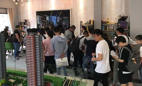 武汉一楼盘为何大学生打八折?