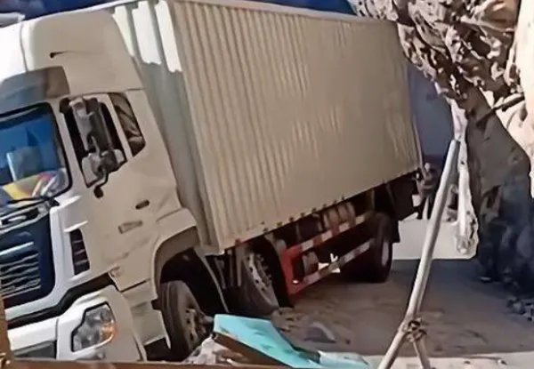 山西半悬空中货车历时3天被拽回 ,这辆车为何会悬在半空中?