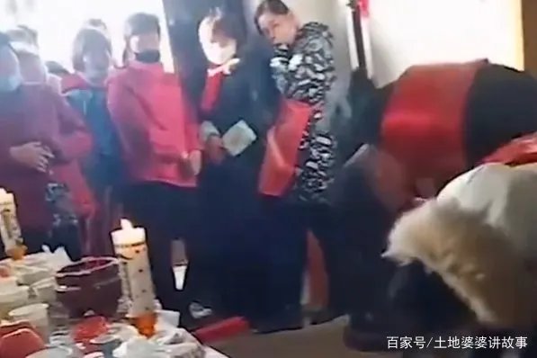 男子婚前母亲意外去世,婚礼葬礼同时办,是“孝”还是“不孝”如何定义?