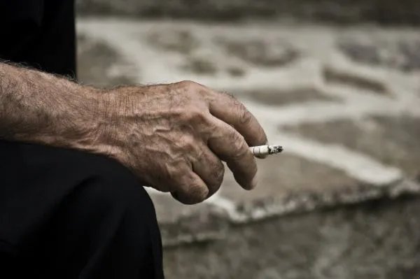 老人吸烟被劝猝死案劝烟者二审无责,你见的熊老人有多熊?