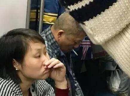老太爬上地铁车厢行李架上蹭坐,现场到底发生了什么?
