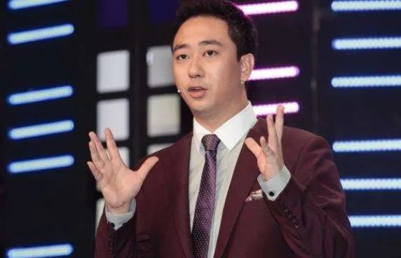 看了王自健被妻子家暴细节,为何很多人都说“喜剧的内核是悲剧”?