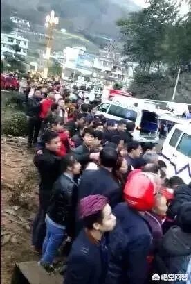 云南盐津发生交通事故,造成5人遇难8人受伤,几吨鱼从天而降是怎么回事?