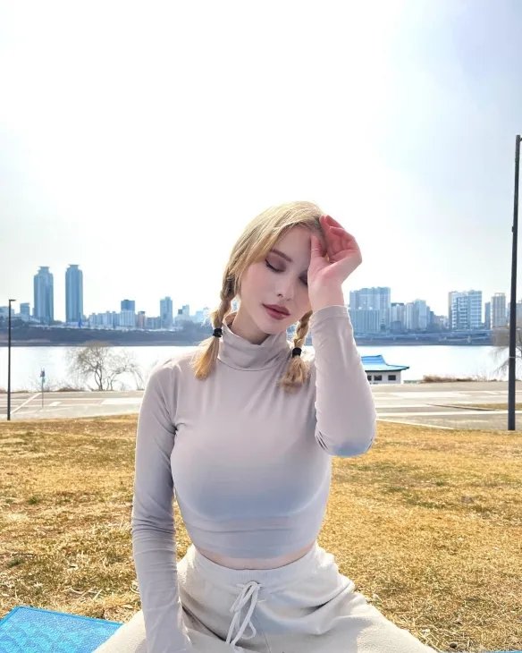 举手投足间风情万种！优雅妩媚的法国女主播Caroline