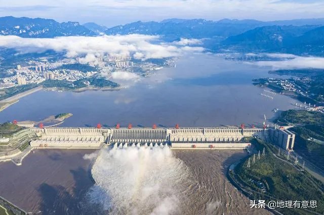 三峡大坝建库以来最大洪峰,首次11孔泄洪,对下游有影响吗?