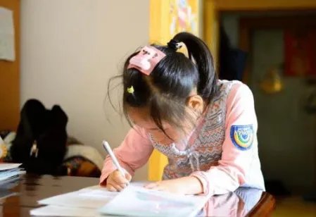 山东一男孩坠深井救援时问妈妈能不做作业吗,作业比深井还可怕吗?