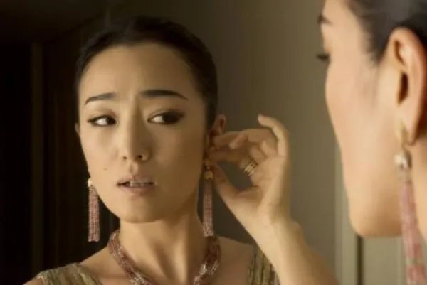 巩俐经历了8年张艺谋、富商黄和祥,是如何与大她18岁的米歇尔结婚的?
