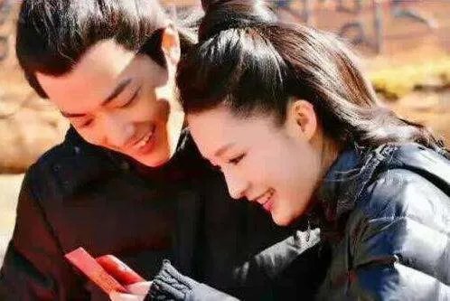 李沁肖战被曝合影一同游玩滑雪:李沁还被打了马赛克