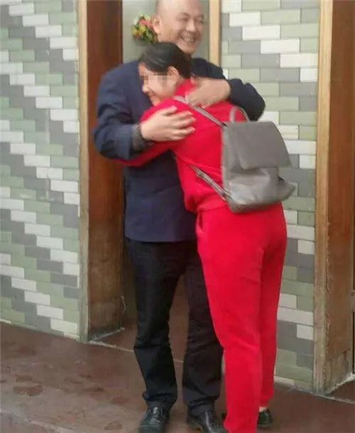 女子数万元婚饰忘公交上 司机拾金不昧获美女熊抱!