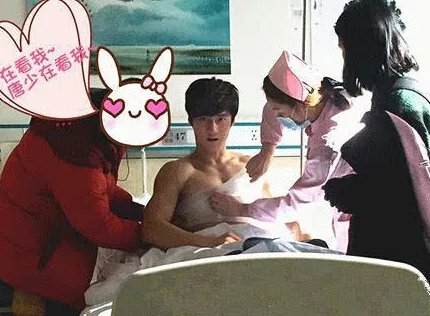 蒋劲夫受伤剧照剧照晒胸肌 美女围绕艳福不浅