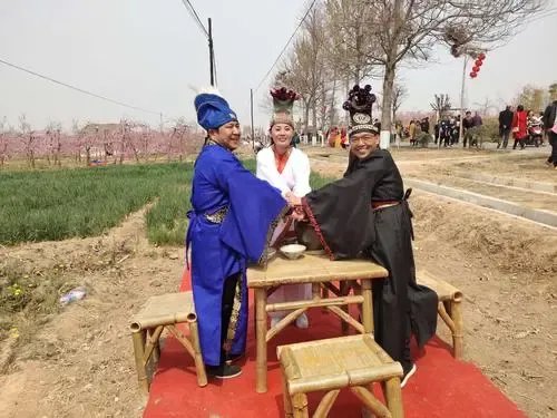 画面太可爱！三男孩跪楼道里饮料代酒桃园结义，你小时候做过哪些傻事