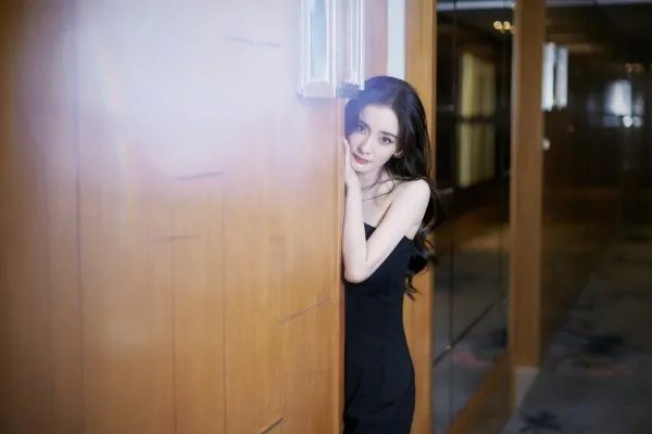 杨幂拍戏被偶遇,穿短裤秀纤细美腿少女感满满,她是如何保养自己的?