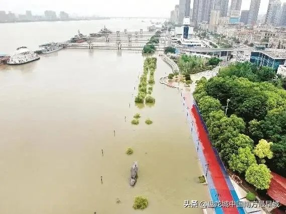 三峡大坝建库以来最大洪峰,首次11孔泄洪,对下游有影响吗?