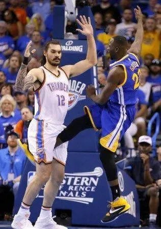 大家对NBA总决赛第三场最后10秒詹姆斯踢伊戈达拉怎么看?