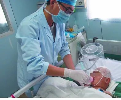 医生抢救8人后晕倒的原因是什么?