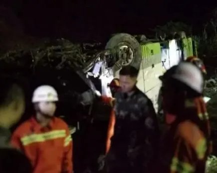 广昆高速客车追尾死伤多少人?