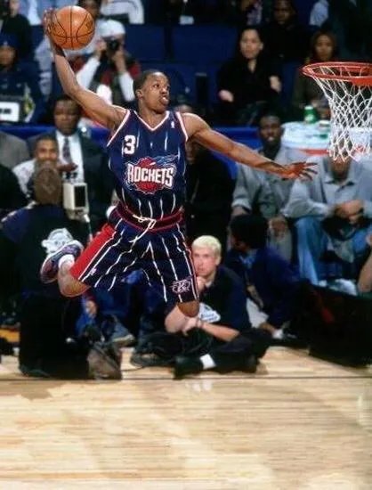 大家对NBA总决赛第三场最后10秒詹姆斯踢伊戈达拉怎么看?