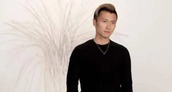 王菲绯闻不断，深夜现身李亚鹏住所后谢霆锋啥态度？