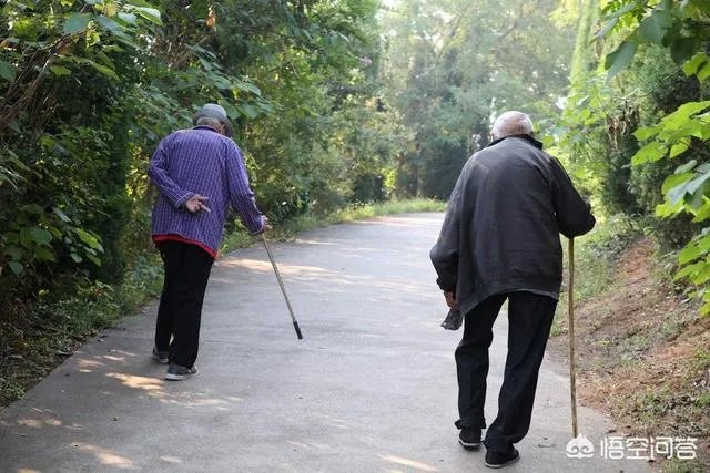 广西九旬老人病重住大棚，镇政府：当地忌讳老人在女儿家过世，你怎么看？