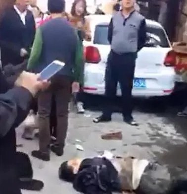 女子连撞7名老人目击者称女司机20多岁吓得直哭是怎么回事?