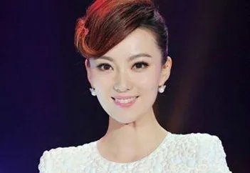 主持人余声婚姻引猜测，称只有自己爱自己，老公深陷丑闻久未同框，咋回事？
