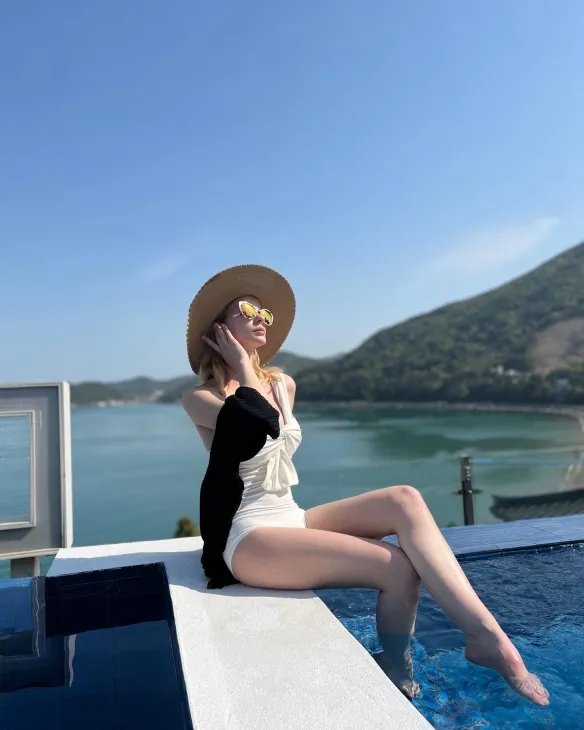 举手投足间风情万种！优雅妩媚的法国女主播Caroline