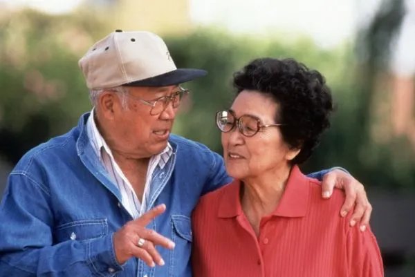 老人吸烟被劝猝死案劝烟者二审无责,你见的熊老人有多熊?