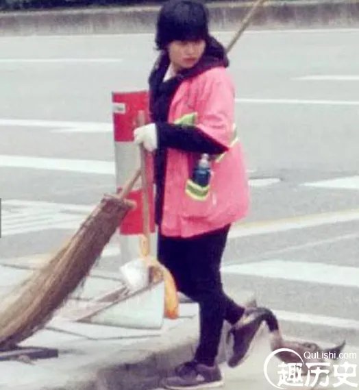 清洁工带宠物鸭扫大街 鸭子寸步不离萌翻路人
