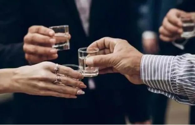 男子酒后进错房与陌生男子共寝一夜,喝醉酒的人都会有什么表现?