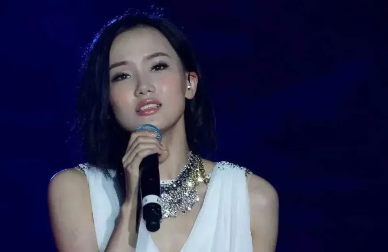 黄龄把腿上的淤青画成锦鲤，其做法为何会引发网友盛赞？