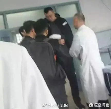 韩德君受伤,坑了辽宁,更坑了广东,早知道韩受伤,花那么多钱换外援干哈,你认为呢?