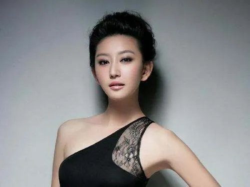 唐一菲和王晶签了三部电影,还都是性感路线,你怎么看?