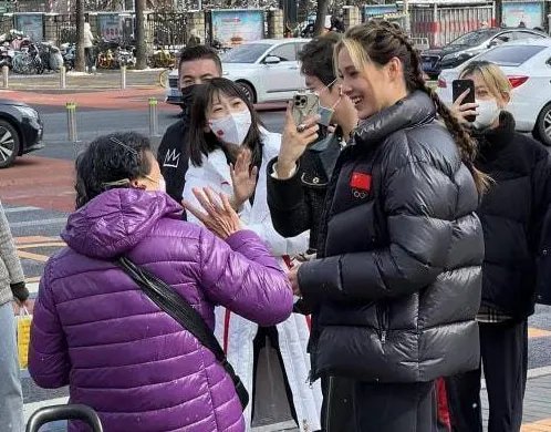 谷爱凌麻花辫现身三里屯,你如何评价她的这个造型?