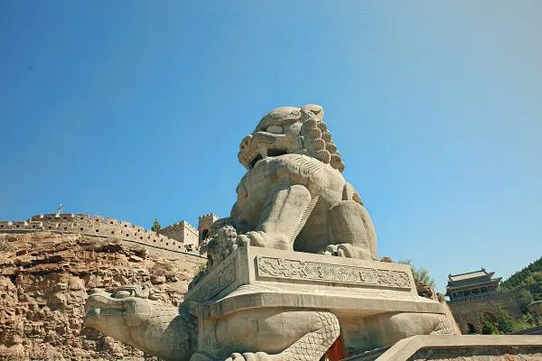 在各种古代的建筑中,门口经常会摆放两尊石狮,这个习俗是怎么来的呢?